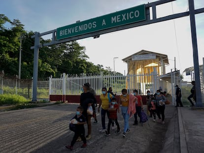 Migrantes llegan a El Ceibo, Guatemala, tras ser deportados por EE UU y México.