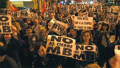 Afectados por el cierre de la planta de MB, anoche durante la manifestación por las calles de Quart de Poblet.