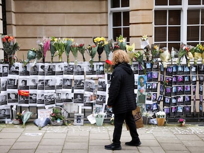 Una mujer observa fotos de manifestantes muertos en las protestas, este domingo frente a la Embajada birmana en Londres.