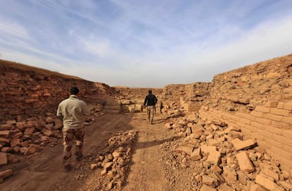 Dos soldados iraquíes inspeccionan el estado del 'zigurat' de Nimrud, un tipo de templo de la antigua Mesopotamia que tiene la forma de una torre o pirámide escalonada. Los reporteros de AFP que han estado en Nimrud tras la toma de las ruinas por parte del Ejército iraquí han asegurado que lo que queda del 'zigurat' es una "pequeña fracción de lo que fue".