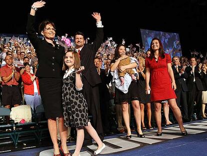 Sarah Palin (izquierda), con su familia, durante un acto electoral en Dayton (Ohio) el 29 de agosto.