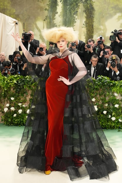 Gwendoline Christie, de John Galliano. Inesperada modelo revelación, la actriz Gwendoline Christie comenzó 2024 cerrando el desfile de Alta Costura de Maison Margiela diseñado por John Galliano, con un vestido transparente con corsé y una capa de goma tintada que no desentonarían en una película de Tim Burton. Unos meses después llevó toda esta teatralidad de la alta costura a la Gala del Met, con una creación personalizada diseñada por Galliano para la marca. No es la primera vez que Christie incursiona en el modelaje: en el pasado, desfiló para marcas como Prada y Vivienne Westwood, y su paso por la pasarela para el diseñador japonés Tomo Koizumi causó histeria en la moda en 2019.