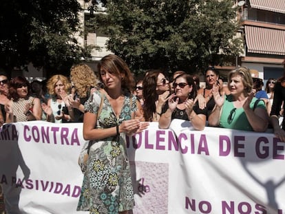 Juana Rivas, en el centro, en una concentraci&oacute;n contra la violencia de genero en Maracena, el pasado 25 de julio. 