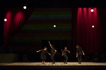 Representación de la obra 'Salón de baile' con dirección artística de Rafaela Carrasco, este miércoles en el Teatro de la Maestranza de Sevilla.