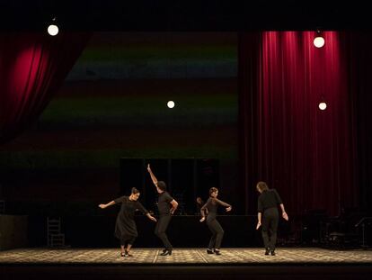 Representación de la obra 'Salón de baile' con dirección artística de Rafaela Carrasco, este miércoles en el Teatro de la Maestranza de Sevilla.