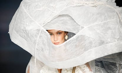 Bella Hadid desfila para Vivienne Westwood en la Semana de la Moda de París, el 28 de septiembre de 2019.