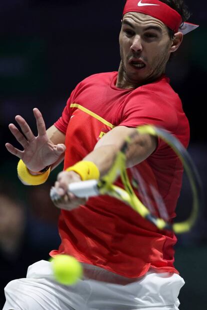 Nadal golpea con la izquierda en un momento del partido.