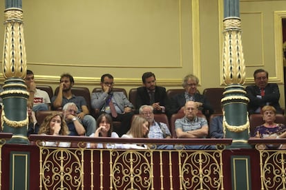 Los asistentes a la tribuna de invitados del Congreso de los Diputados, entre otros el hispanista y experto en la Guerra Civil Ian Gibson, en la fila de arriba, segundo por la derecha.