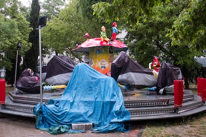 Una atracción precintada de la feria de Hortaleza, la única que quedó montada en Madrid durante la crisis del coronavirus.