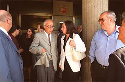 Periodistas de varias generaciones despidieron ayer a Luis Carandell.