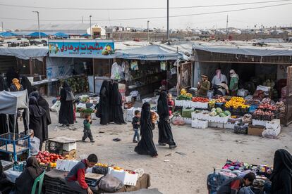 Interior de uno de los mayores campos de desplazados del noreste de Siria. La mayoría de sus habitantes, sirios e iraquíes, se refugiaron allí en plena batalla final contra el Estado Islámico. Ahora intentan ganarse la vida vendiendo frutas y verduras.