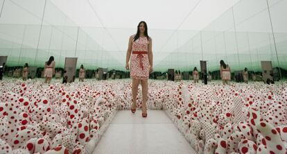 Una visitante en el 'Phalli's Field' en el Museo Tamayo