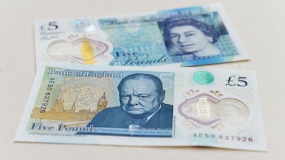 Los billetes de cinco libras fabricados con polímeros contienen sebo animal, 
lo que ha generado una protesta en Internet.
