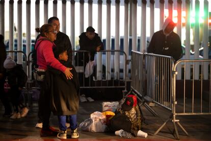 Una familia espera información en El Chaparral, en Tijuana. 