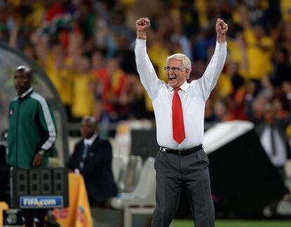 El entrenador de sudáfrica Gordon Igesund celebra el gol de la victoria