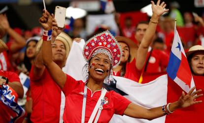 Torcida do Panamá comemora o gol de Baloy contra a Inglaterra.