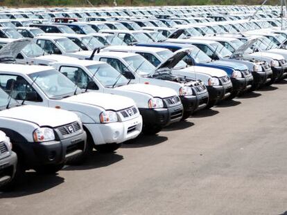 Coches Nissan en una planta de fabricaci&oacute;n