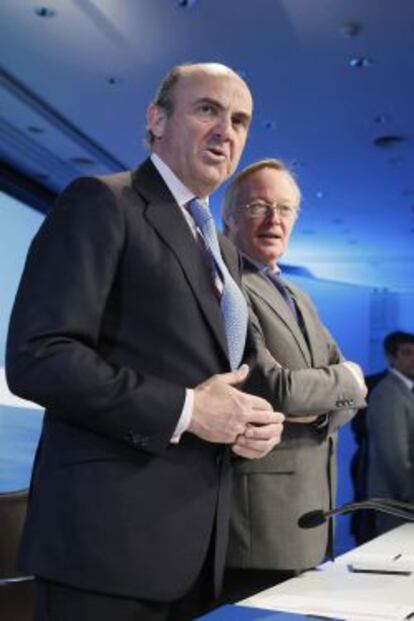 El ministro de Economía, Luis de Guindos, y el presidente del Circulo de Economía, Josep Pique.