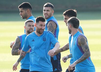 Messi entrena con sus compañero de la selección argentina en la víspera de su estreno en el Mundial de Qatar.