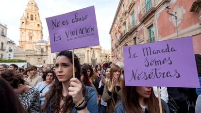 Centenares de personas se han concentrado esta tarde en la Plaza de Belluga de Murcia para mostrar su indignación por la sentencia de la Audiencia Provincial de Navarra que condena a los 5 miembros de la llamada Manada por un delito de abuso sexual, no de violación, a una joven en Pamplona.