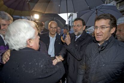 Mariano Rajoy y Alberto Núñez Feijóo saludan a José Luis Baltar en Ourense.