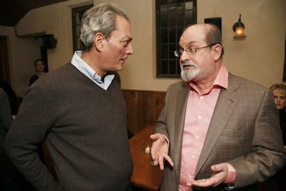     Paul Auster y Salman Rushdie asisten al evento benéfico navideño de PEN Edmont en The Half King el 13 de diciembre de 2009. 