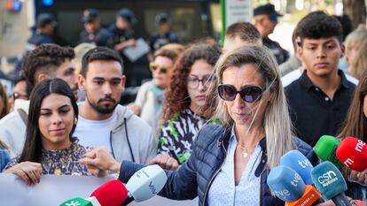 La madre del menor apuñalado la noche de Halloween de 2022 durante su comparecencia tras la primera jornada del juicio a sus agresores, el 26 de abril en Sevilla.