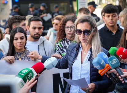 La madre del menor apuñalado la noche de Halloween de 2022 durante su comparecencia tras la primera jornada del juicio a sus agresores, el 26 de abril en Sevilla.