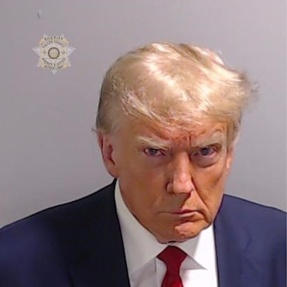 El expresidente de Estados Unidos Donald Trump posa para su foto de fichaje en la cárcel del condado de Fulton el 24 de agosto de 2023, en Atlanta, Georgia. Trump fue fichado por 13 cargos relacionados con un supuesto plan para anular los resultados de las elecciones presidenciales de 2020 en Georgia.