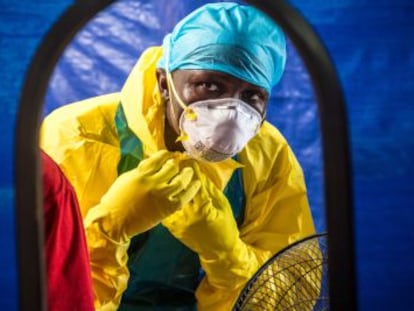 Un hombre del personal sanitario en el centro de tratamiento del ébola en Freetown (Sierra Leona).