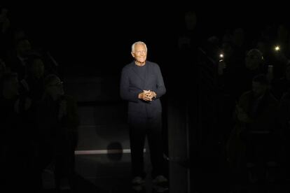 Giorgio Armani saluda al público al cierre de uno de sus desfiles en la Semana de la Moda de Milán (enero de 2020).