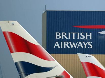 Logotipos de British Airways en el aeropuerto de Heathrow (Londres, Reino Unido).