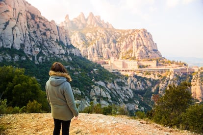 Una mujer observa el monasterio de Montserrat.