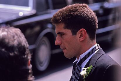 John-John Kennedy y su perfil en una boda en 1990.