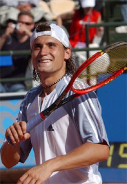 El español David Ferrer celebra sonriente su victoria ante Agassi.