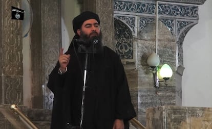 El grupo yihadista anuncia la creación del Estado Islámico de Irak (ISI) y en abril de 2010 Abubaker Al Baghdadi se convierte en su líder. En la image, el líder del Estado Islámico, Abubaker al Bagdadi, ofrece un sermón en una mezquita de Irak, tras tomar Mosul.