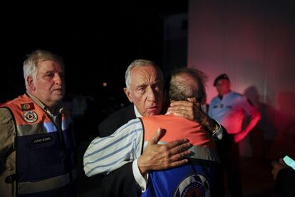 El president portuguès Marcelo Rebelo de Sousa abraça l'alcalde de Pedrógão Grande Valdemar Alves (d'esquenes).