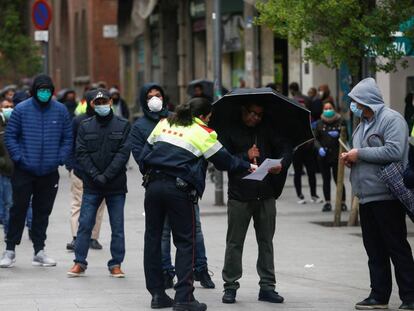 Cua als serveis socials del Raval de Barcelona en plena pandèmia. 