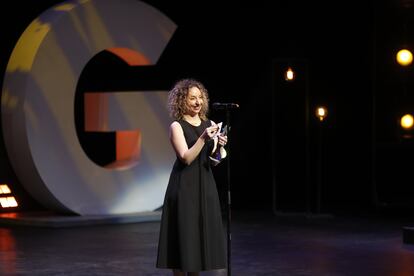 La cineasta mexicana Victoria Franco recibe el premio a mejor dirección por la película 'Doce Lunas' durante la clausura del Festival de Cine en Guadalajara.