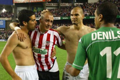 Yeste es consolado por los jugadores del Betis tras finalizar la tanda de penaltis.