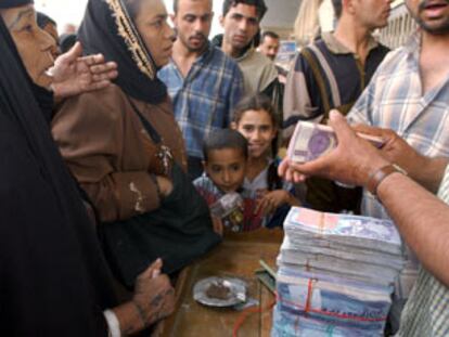 Iraquíes, cambiando dinero en el centro de Bagdad el pasado domingo.