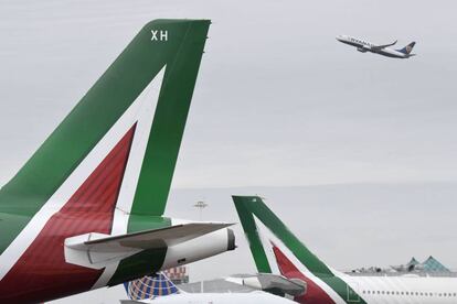 Dos aviones de Alitalia esperan en cola de despegue en el aeropuerto de Fiumicino-Roma.