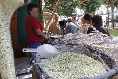 La productora de fabas Teresa Recalde, ayer en su puesto de A Festa da Faba, en Vilanova de Lourenzá.