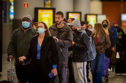 Viajeros con y sin mascarilla en la estación de Atocha, este miércoles. 