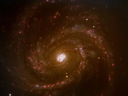 La galaxia Messier 100 o M100 es uno de los 110 objetos catalogados por Charles Messier (1730-1817). Las galaxias son denominadas por los astrónomos los "ladrillos del Universo", ya que se agrupan en grupos "jerárquicos", cada uno de ellos con más miembros que el anterior, como son los cúmulos, y supercúmulos, que forman la estructura a gran escala del Universo.