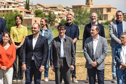 El presidente de la Generalitat de Cataluña, Salvador Illa (c), em los preparativos de la foto de familia de la jornada de trabajo con sus consejeros, en Arnes (Tarragona).