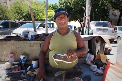 Ailton Pontes conserta sapatos em uma rua do Rio.