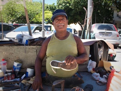 Ailton Pontes conserta sapatos em uma rua do Rio.