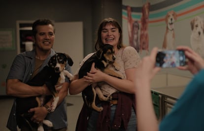 John Leguizamo y Barbie Ferreira, en 'Un 'like' de Bob Trevino'.