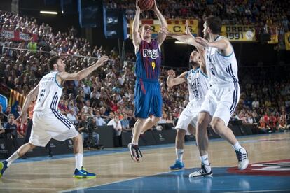 Huertas se eleva ante Rudy, Llull y Begic.